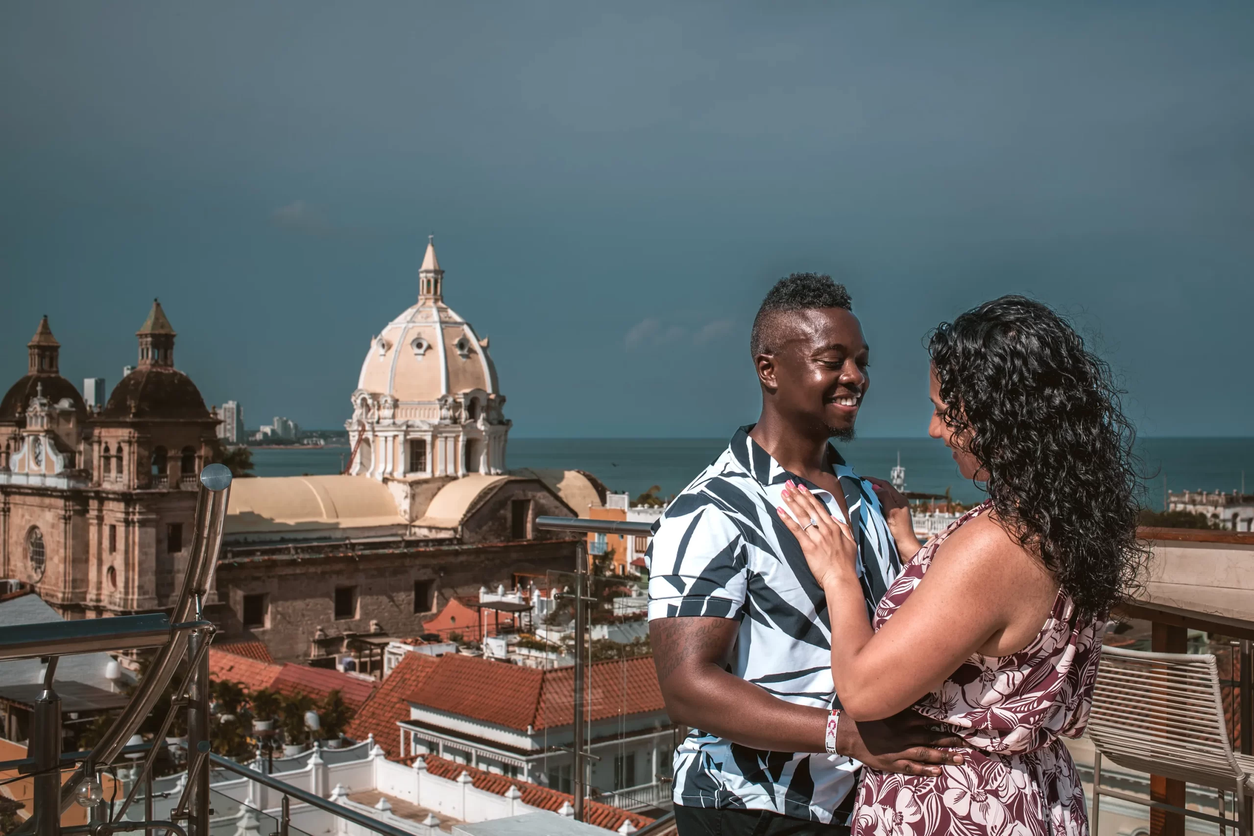 A couple getting engaged in the movich rooftop hotel in Cartagena de Indias